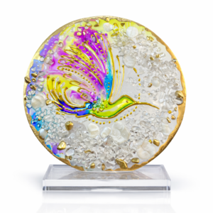 Universo Decorativo Artesanal en Resina – Diseño Ave Multicolor con Detalles en Cristales y Dorado X 20 CM (con pie de acrílico)