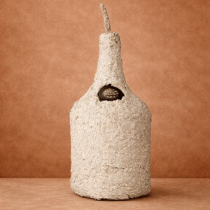 Florero artesanal texturado arcilla y barro con detalle simbólico ( 28 X 12 )