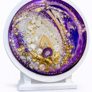 Universo Decorativo Artesanal en Resina – Geoda Violeta con Ágata y Detalles Dorados X 57 CM
