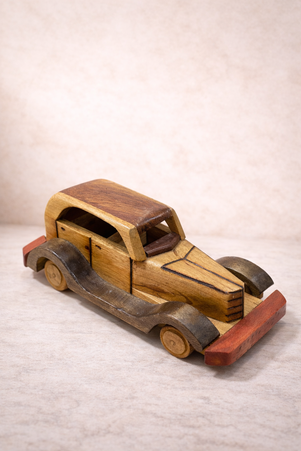 Auto Artesanal de Madera tallado a mano ( 16 CM )