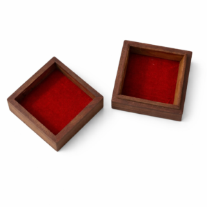 Caja de madera con forro rojo