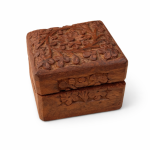 Caja de Madera Artesanal con Interior de Terciopelo Rojo ( 8 X 5 CM )