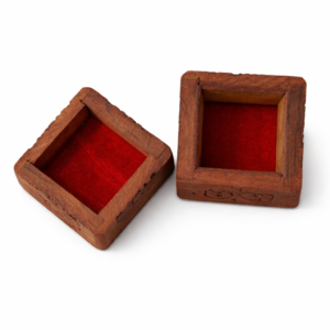 Cajas de madera con terciopelo rojo