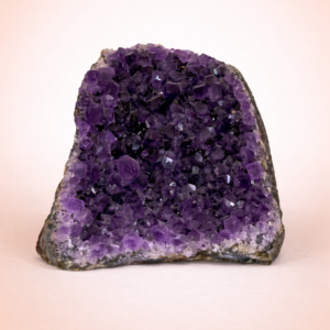 Amatista en bruto natural ( 8 X 7 CM )