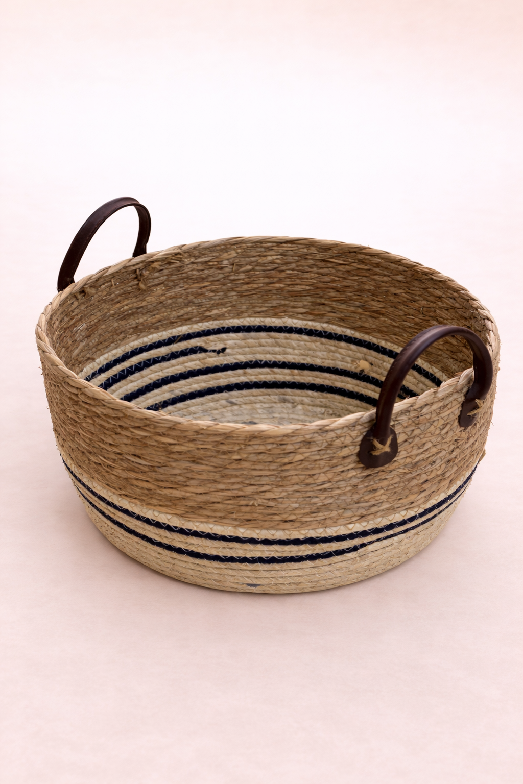 Canasto Natural Rayado con Asas de Cuero Grande ( 32 X 24 CM )