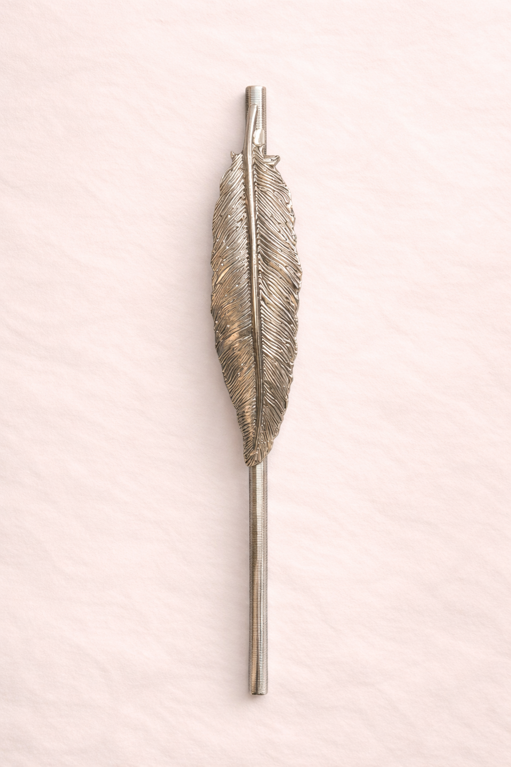 Cinto Pluma Metálica — Elegancia Minimalista