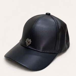 Gorra Eco Cuero Negra con Dije Corazón