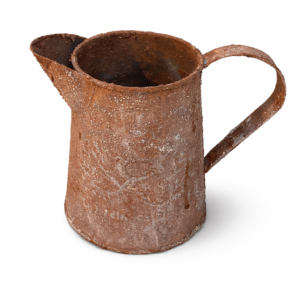 Jarra metálica oxidada de cerca