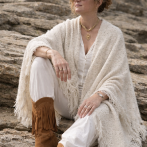 Mujer tranquila en paisaje rocoso