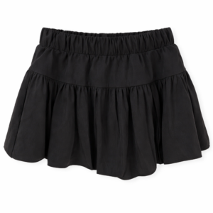 Pantalones cortos negros sobre fondo blanco