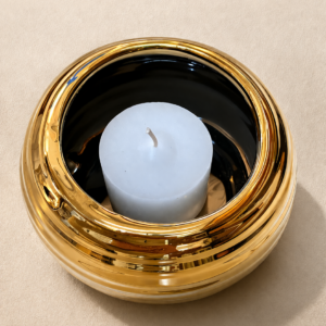 Portavelas dorado sobre fondo beige